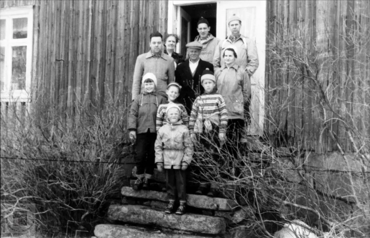 Venner på Røynesdalstur.
Brukerkommentar september 2020: 
De tre ukjente er Olav Stensland, Gladys Stensland og deres datter, Doris.