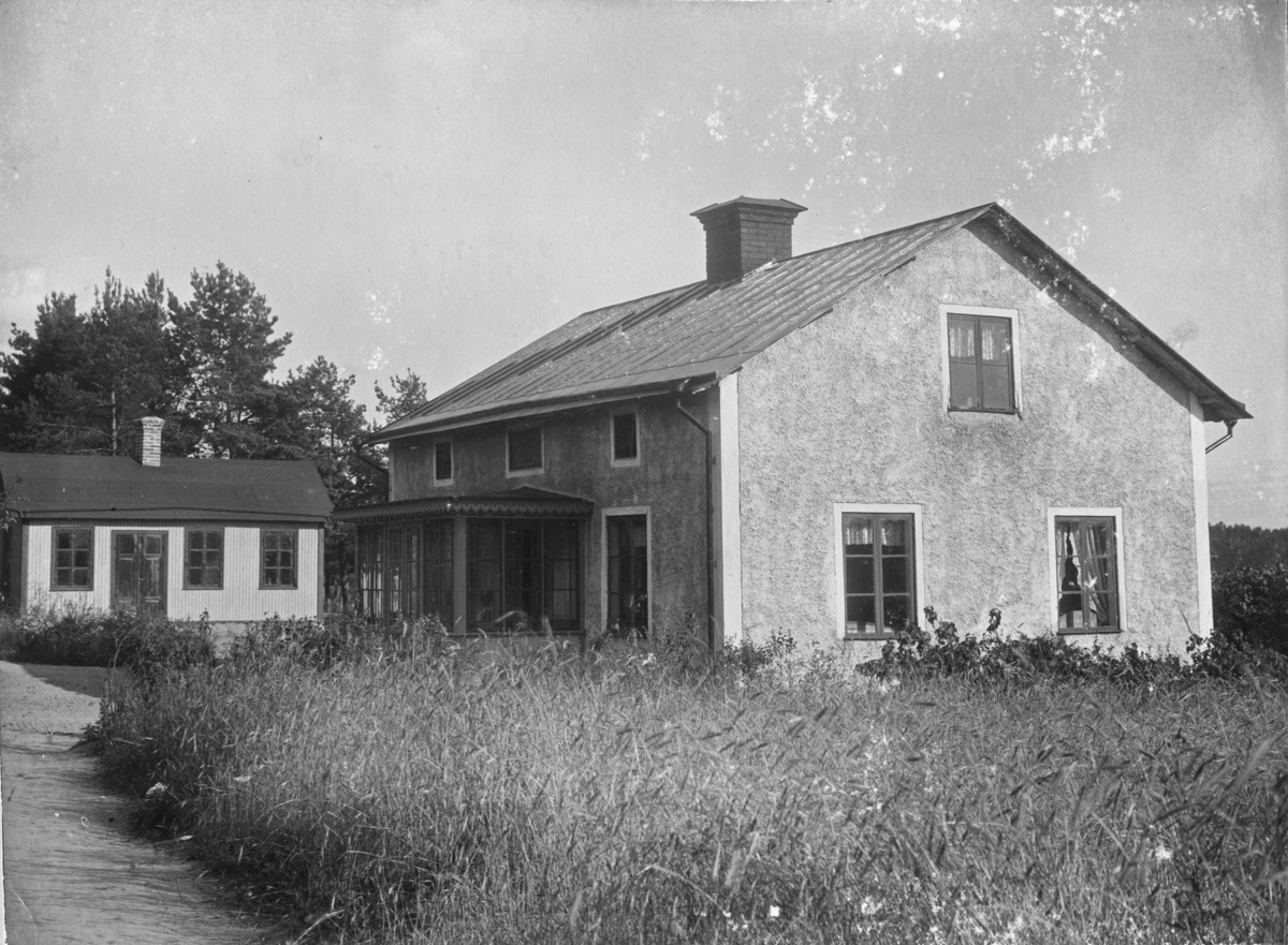 Järnarbetare/fabrikör P. G. Anderssons (1867-1940) gård sannolikt, Fannagatan 32, Enköping, vy från norr. Innehavare av Enköpings Skiftnyckelfabrik.