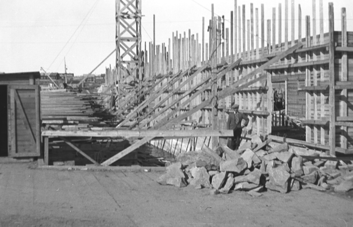 Bygging av dampskipskaia med lager i Vadsø etter andre verdenskrig. Mannen som står inntil den kraftige forskalingen er ukjent.