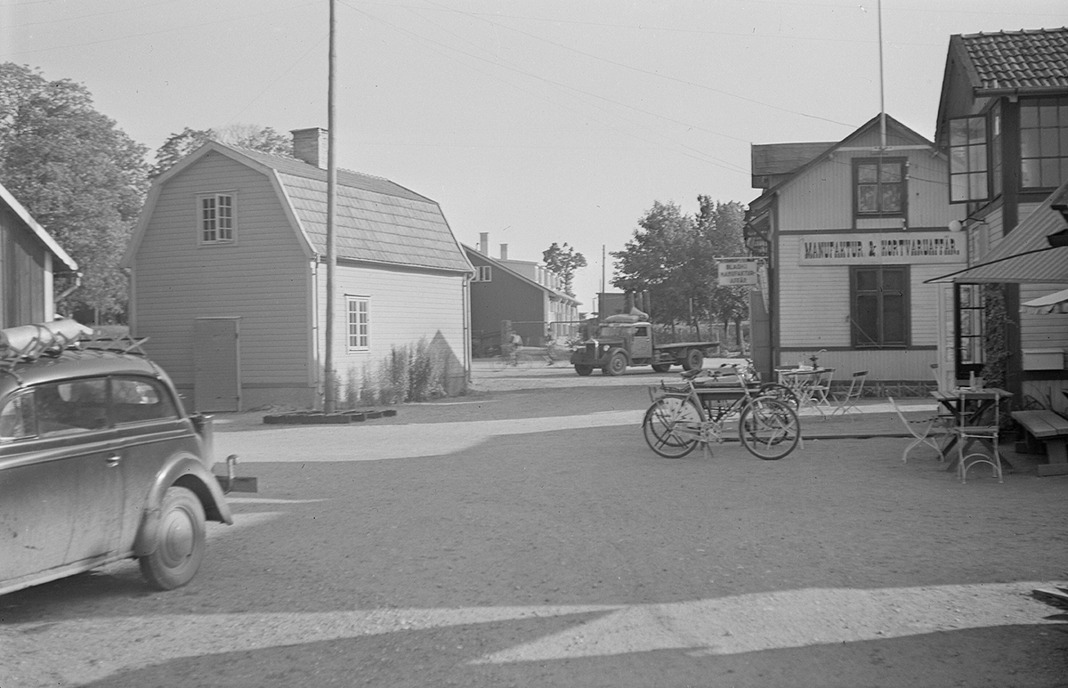 Torget i Malmslätt med Bladhs manufakturaffär, 1940-tal.