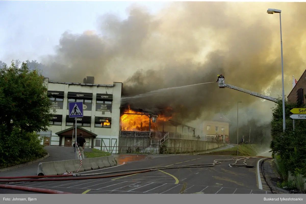 Bybrann i Hønefoss2001  hvor deler av øverte del av Stabellsgate brant opp. Restauranthuset Alfred ble også tatt av flammene.