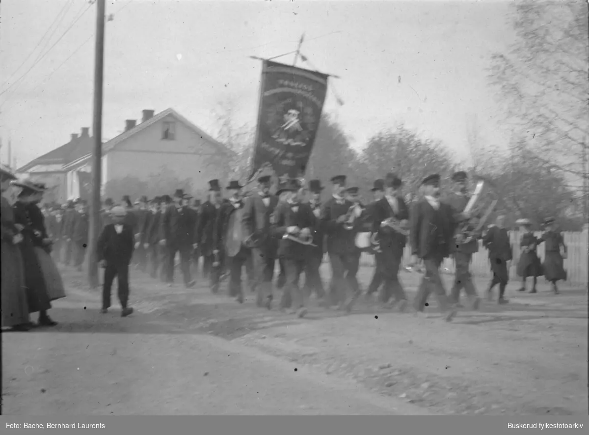 17. mai i Hønefoss ca 1915
Fremadmusikken  marsjerer