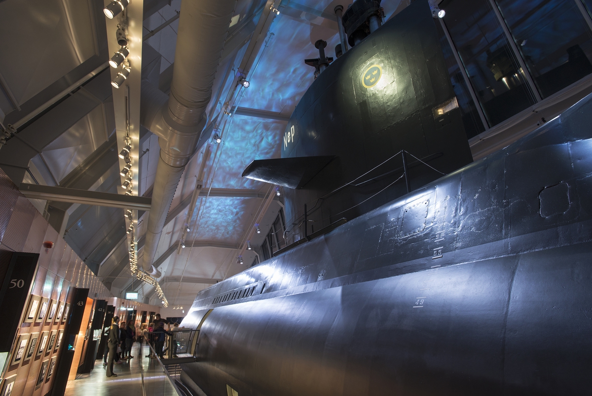 Marinmuseums ubåtshall med ubåten NEPTUN.
Ljustekniker Gunnar Blomgren Boström har installerat ett blått ljus i taket.