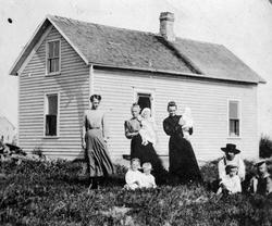 Amerikabilder, Per Mæhlum, Vallset.
Familie foran huset til