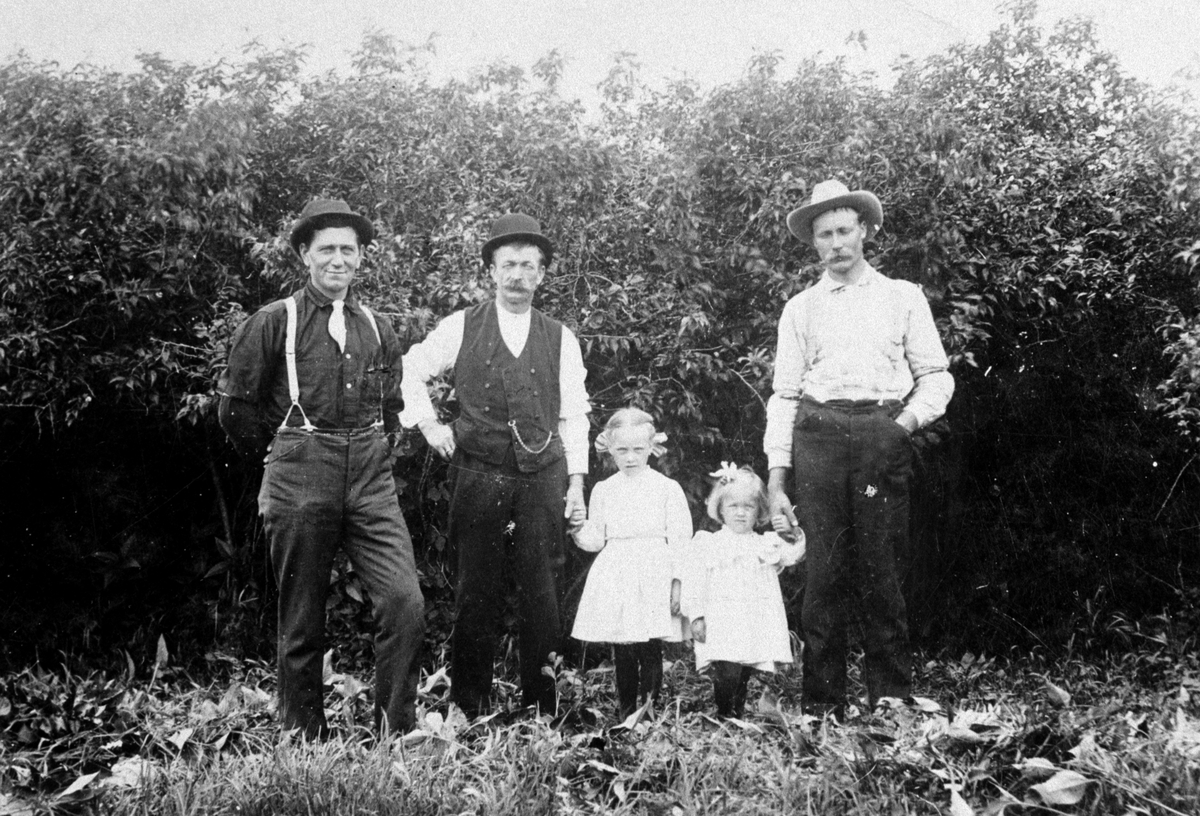 Amerikabilder, Per Mæhlum, Vallset.

Gruppebilde, fem personer, to barn og tre voksne. Mannen til venstre er Salt Hammer, de to andre er ukjente, Salt Hammers barn. Katheryn, Nord-Dakota, USA, ca 1911.