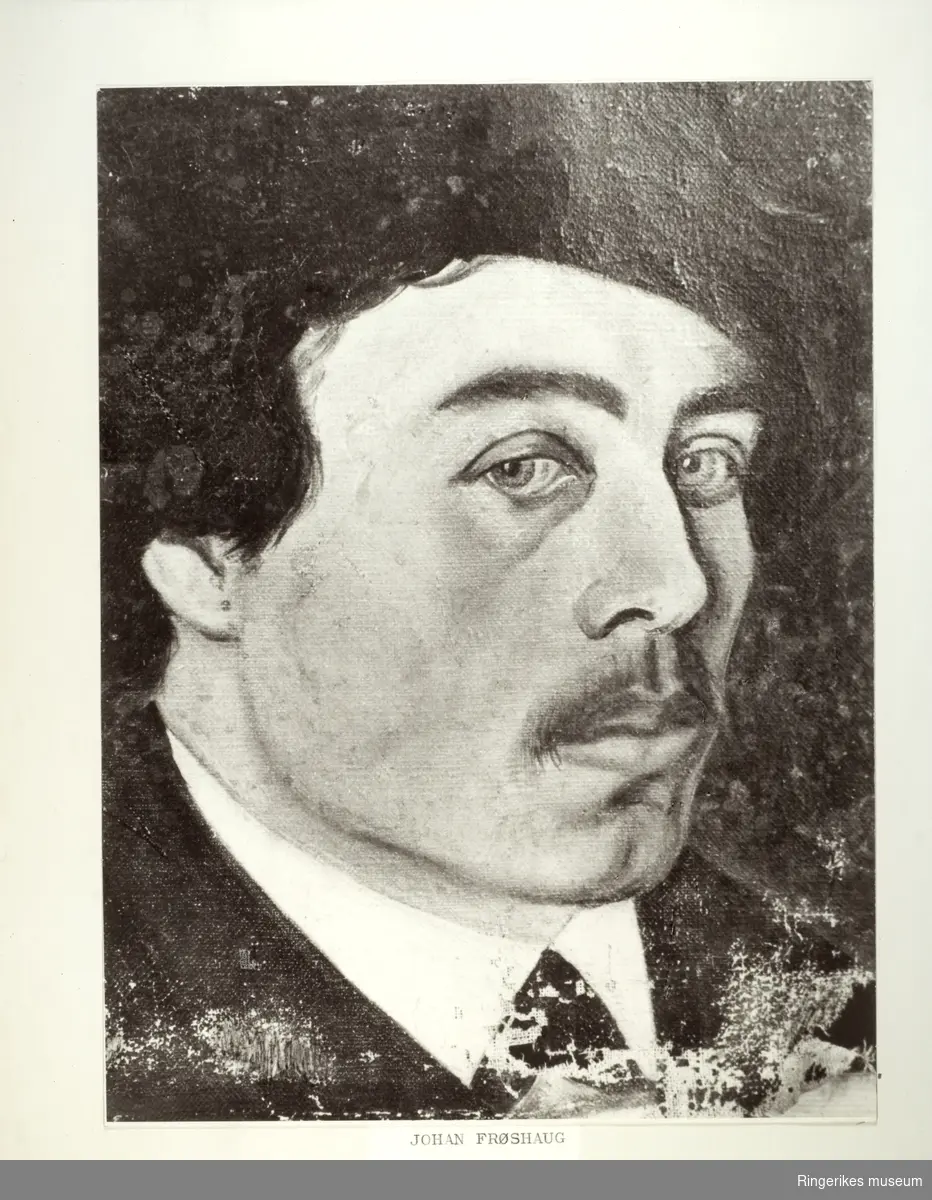 Kopi av en tegning eller maleri av en mannsperson. Under bildet står det: Johan Frøshaug 1857 - 1939. Bildet måler 26 X 32 cm.