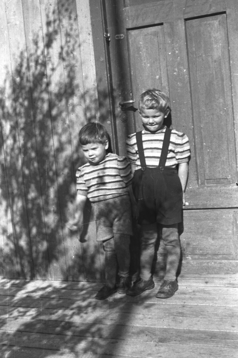 Rolf og Øystein Hauge på hytta i Andersby en sommerdag under krigen. Rolf til venstre på bildet.