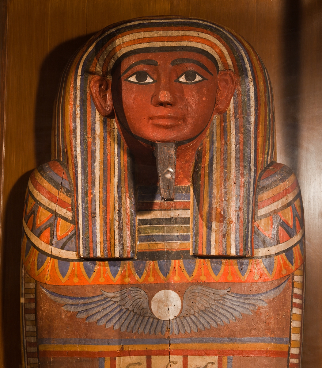 Mumiekista/sarkofag. Kistan har troligen innehållit en mindre kista som i sin tur innehållit en mumie. Locket är till största delen ommålat på 1800-talet.