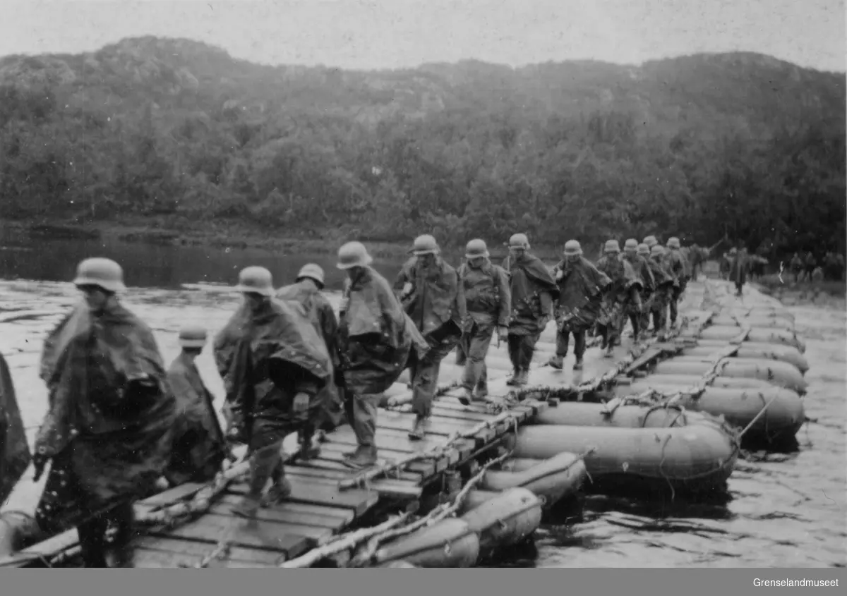 Tyske tropper krysser en elv, juni 1941