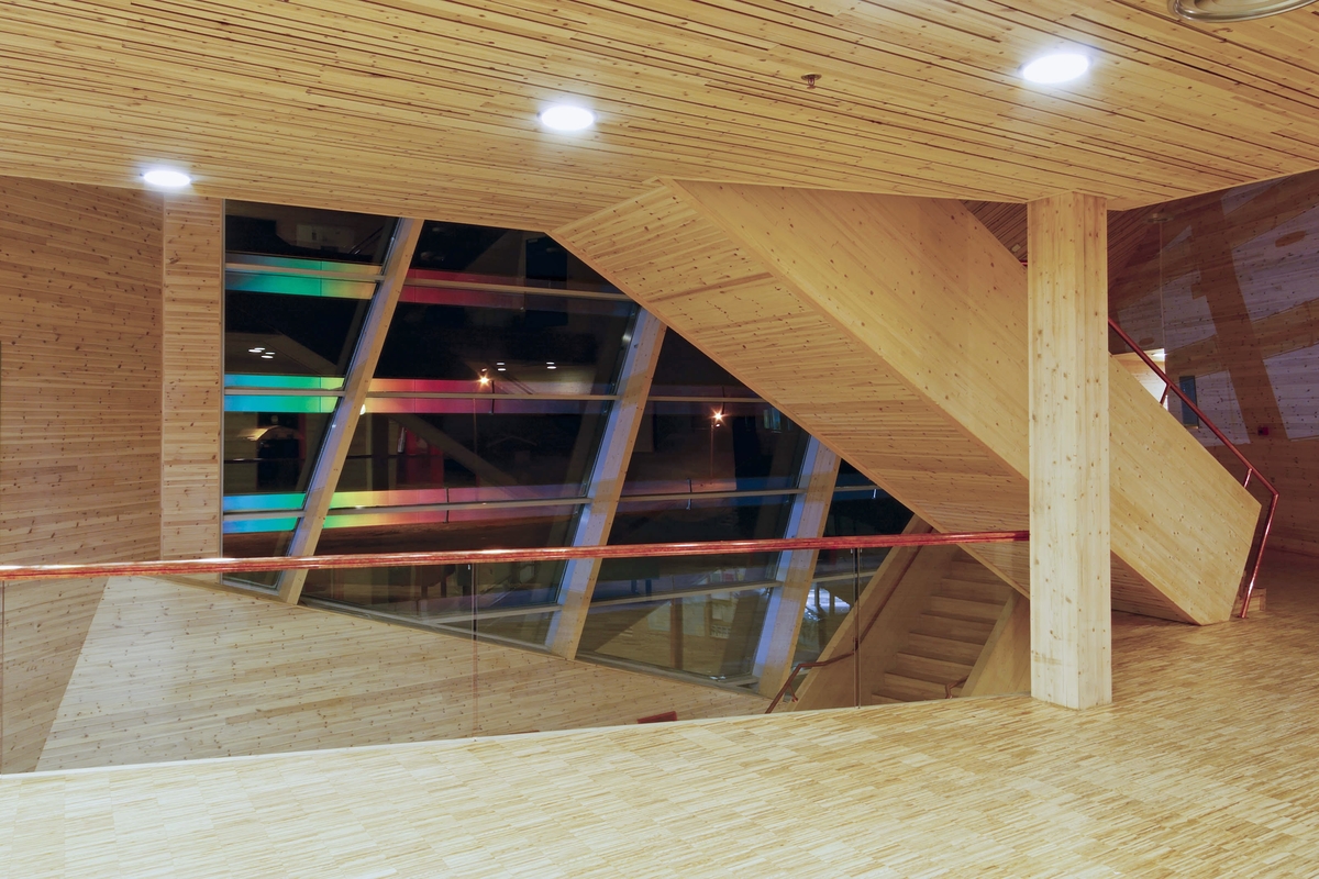 KORO - Kunst i offentlige rom inviterte i 2004 Olafur Eliasson til Svalbard Forskningspark i Longyearbyen for å utfordre ham til å lage et kunstverk med utgangspunkt i de unike naturforholdene i det arktiske området. Eliasson tok utfordringen, og leverte et lysbasert verk med tydelig signatur av hans sentrale kunstneriske motiv; forholdet mellom lyset vi oppfatter og det reelle lyset. 

Med bygget som instrument og vindusfasaden som linse, kan verket betraktes som en del av arkitekturen. Det kan også assosieres med naturfenomen som nordlys og regnbue. Verket påvirkes bevisst av årstidene, hvor vindusflatens utsikt i mørketiden markeres av verkets lysspill, mens sommerhalvåret preges av det naturlige lyset og utsikten mot fjorden.