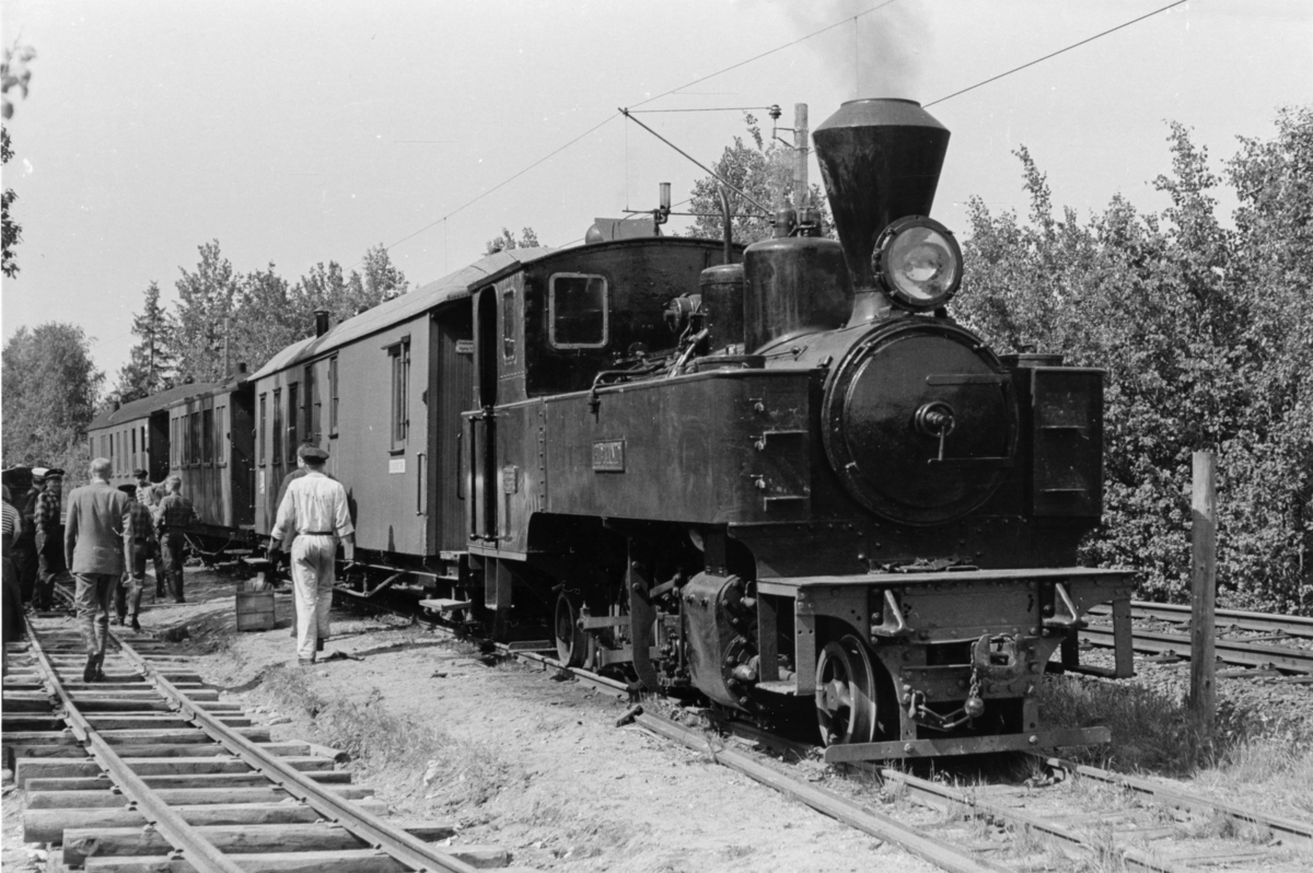 Et av de første tog på museumsbanen Urskog-Hølandsbanen ved Sørumsand, trukket av damplokomotiv 6 Høland. Turen ble arrangert for andelshavere og deres familie.