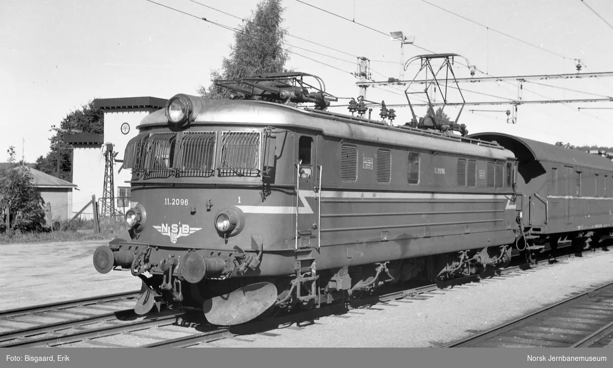 Elektrisk lokomotiv El 11 2096 foran godstog