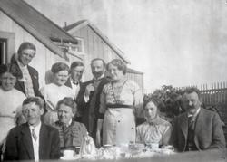 Nordvågen. Hageselskap hos familien Bjarne Berg på Nordvågho