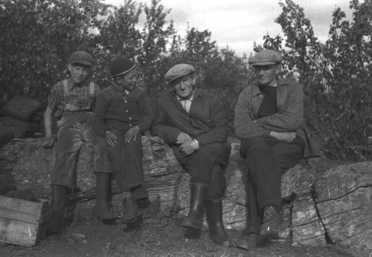Torvstikkerlaget har en pause fra jobben i Andersbymyrene. Noen av de er, fra venstre: Tor Hauge, Odd Berg, ukjent, Hans Rauthi.