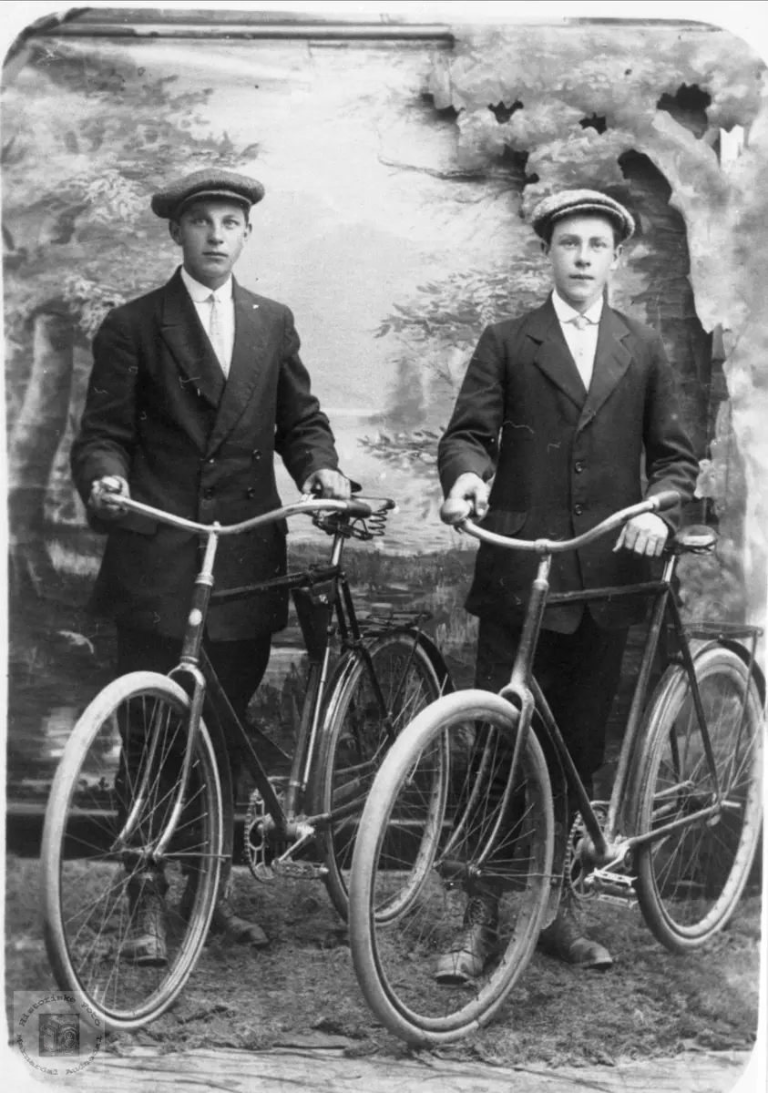 To gutar med sykkel.