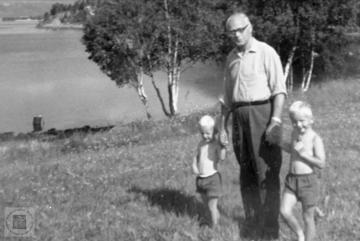 Bestefar med barnebarn ved "Lygnevannet".