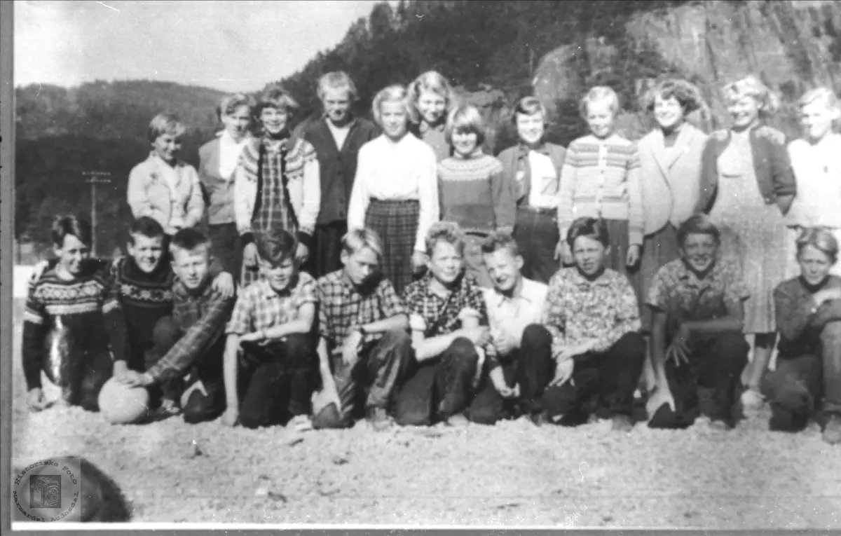 Skolebilde. Laudal skole.
Nr. 4 framme fra venstre er ikke Olav Kleveland. Det skal være Sigurd Birkeland f. 1945. Informasjonen er sikker, gitt av hans kone Alfhild Birkeland, Marnardal. Elevene er trolig fra 6. og 7. klasse på Laudal skole.. De er født i 1945 og 46. Fra 1959 ble det ungdomskole på Øyslebø, og da gikk 7. klasse ut der.