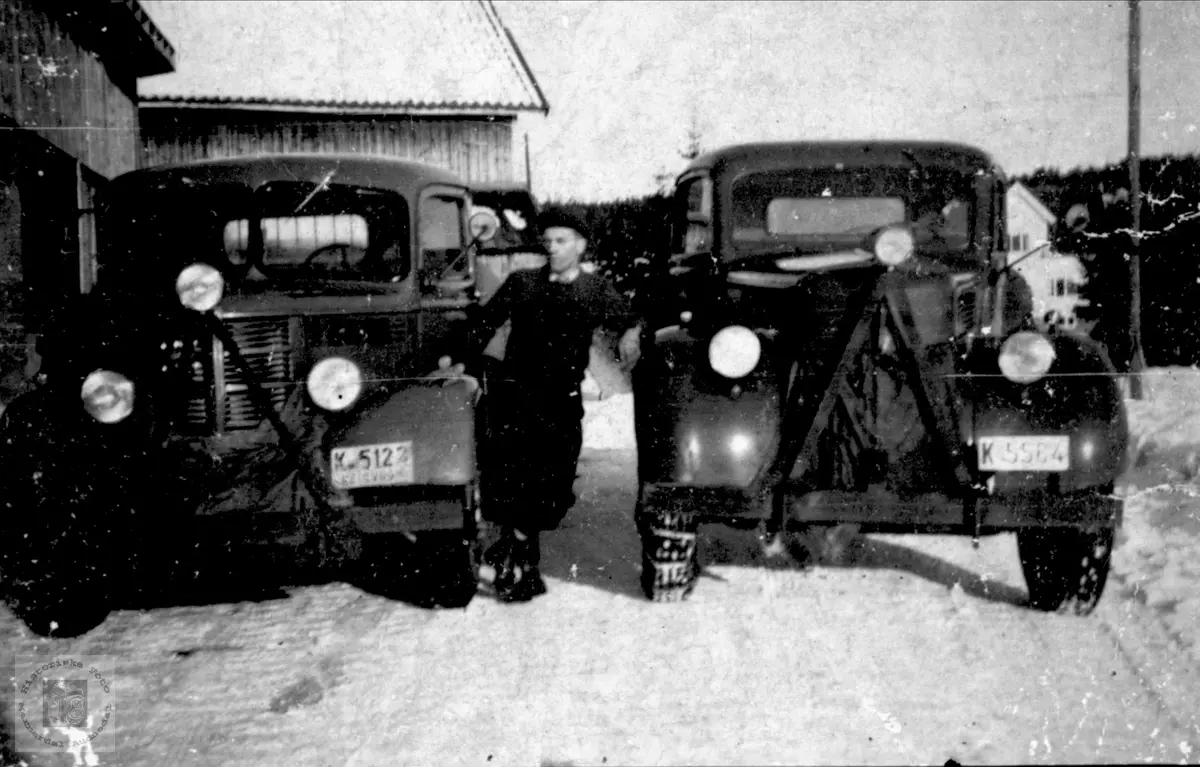 Til venstre, en Bedford lastebil, årsmodell 1946-53.