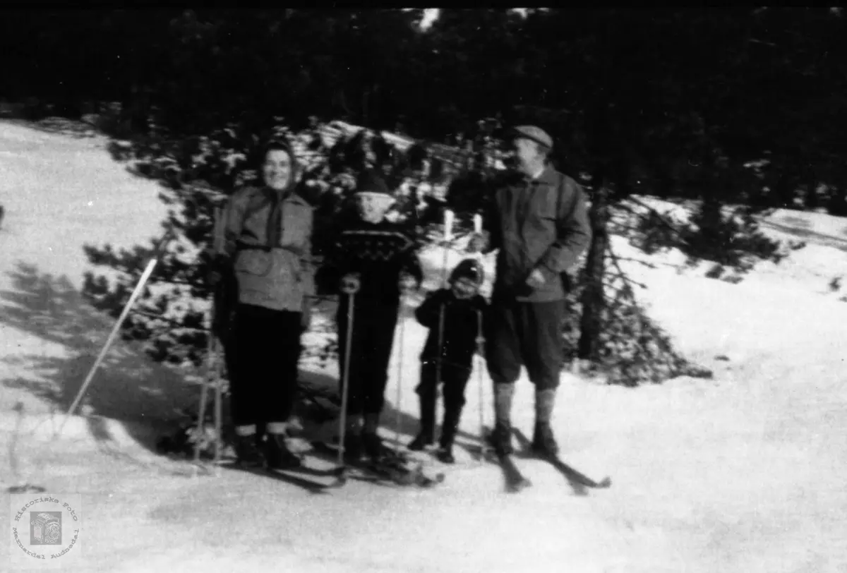 amilie på skitur. Norveig og Tom Ugland.