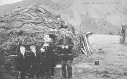 Påskrift på postkortet: 'Lapper fra bunden i Laksefjord'. På