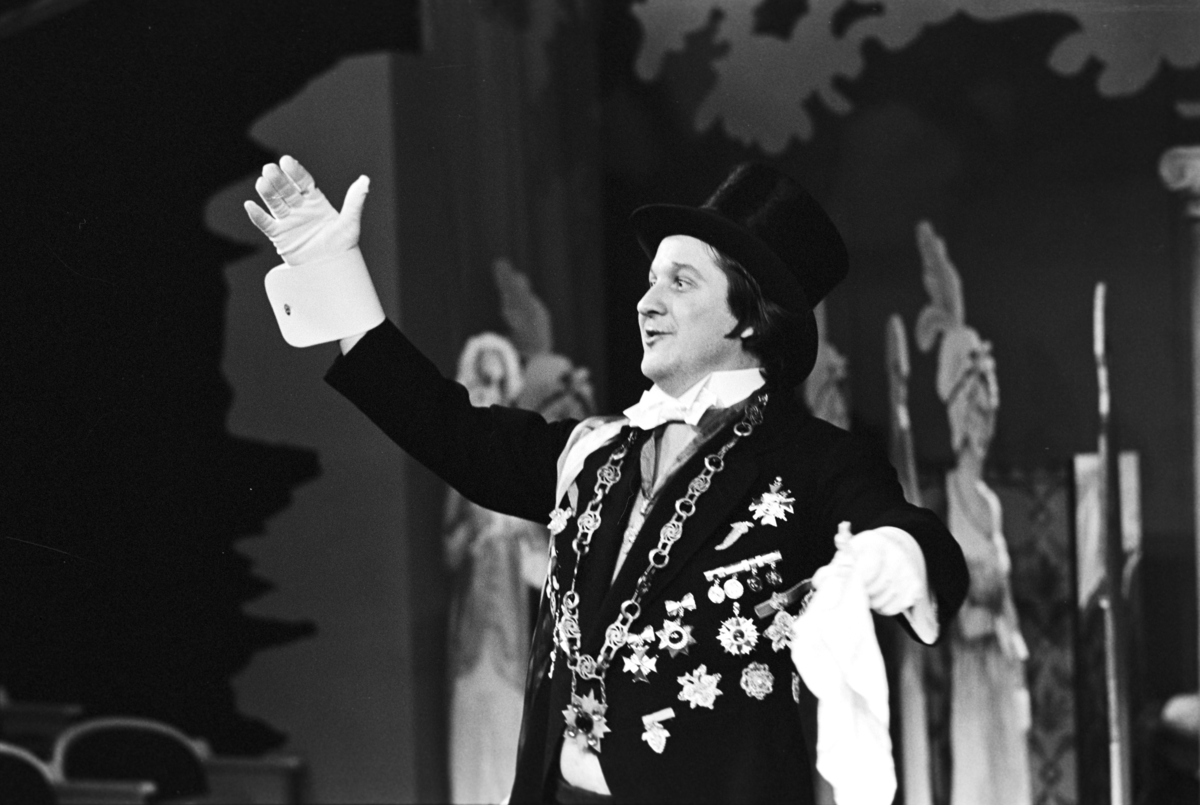 Scene fra Nationaltheaterets oppsetning av Georg Büchners "Leonce og Lena". Forestillingen hadde premiere 21. mars 1972. Edith Roger hadde regi, Lubos Hruza scenografi og Lita Prahl og Lubos Hruza kostymer.