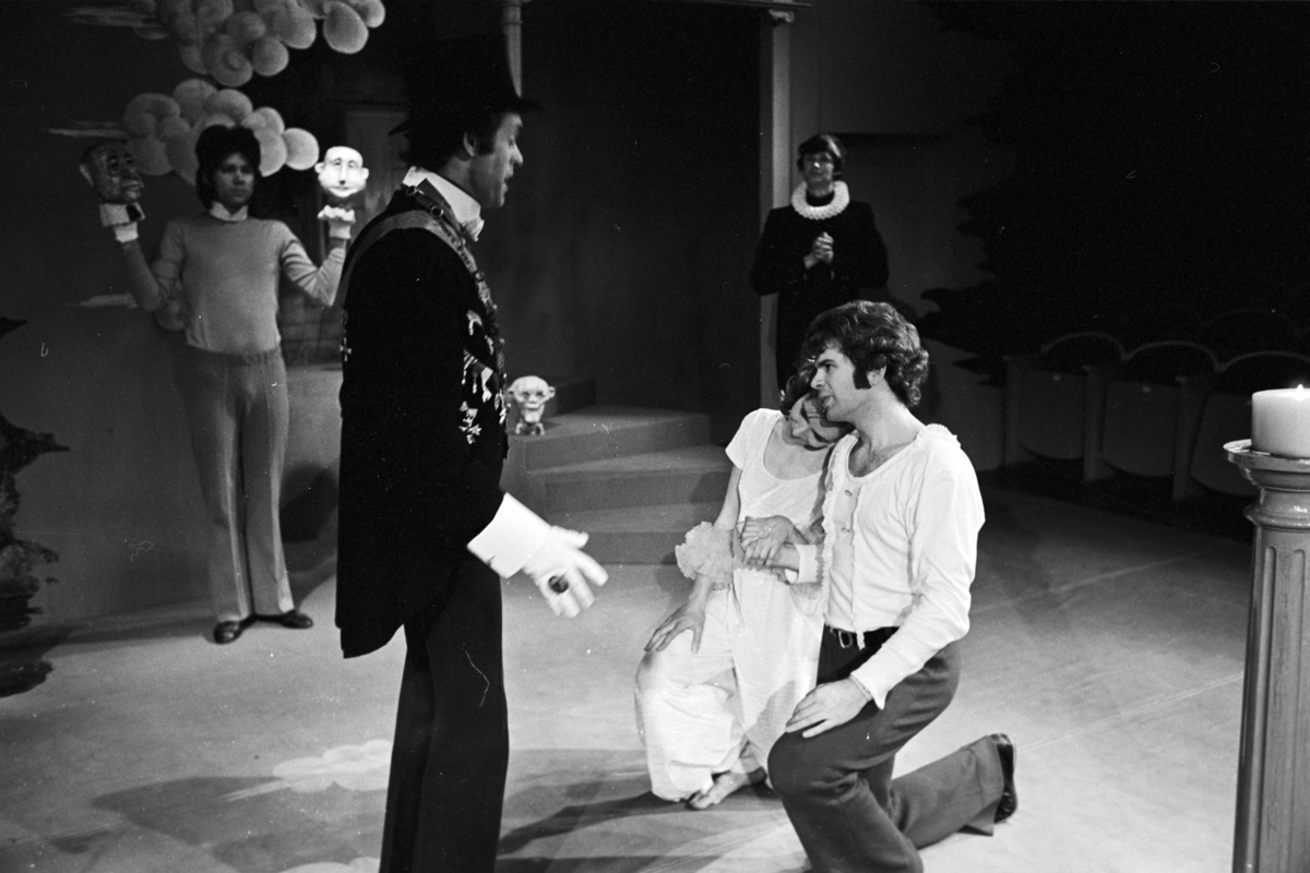 Scene fra Nationaltheaterets oppsetning av Georg Büchners "Leonce og Lena". Forestillingen hadde premiere 21. mars 1972. Edith Roger hadde regi, Lubos Hruza scenografi og Lita Prahl og Lubos Hruza kostymer.