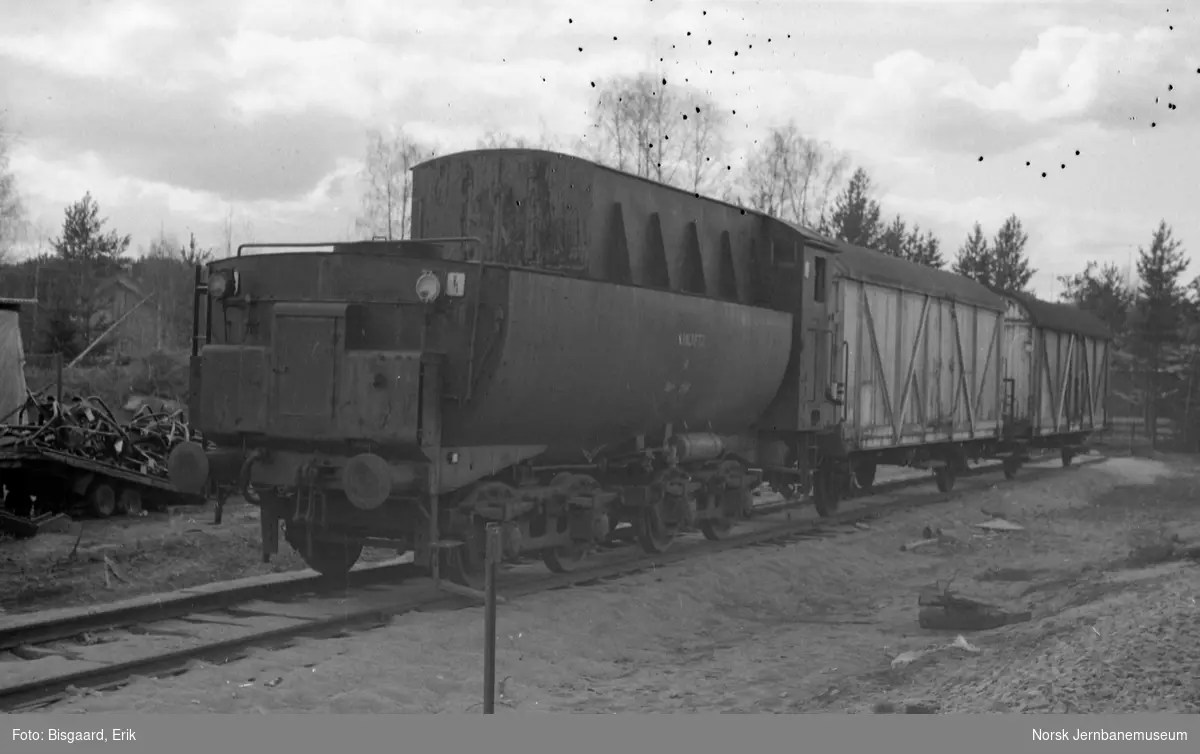 Internvogn litra R nr. 2718 på Elverum stasjon - sprøytevogn for ugress