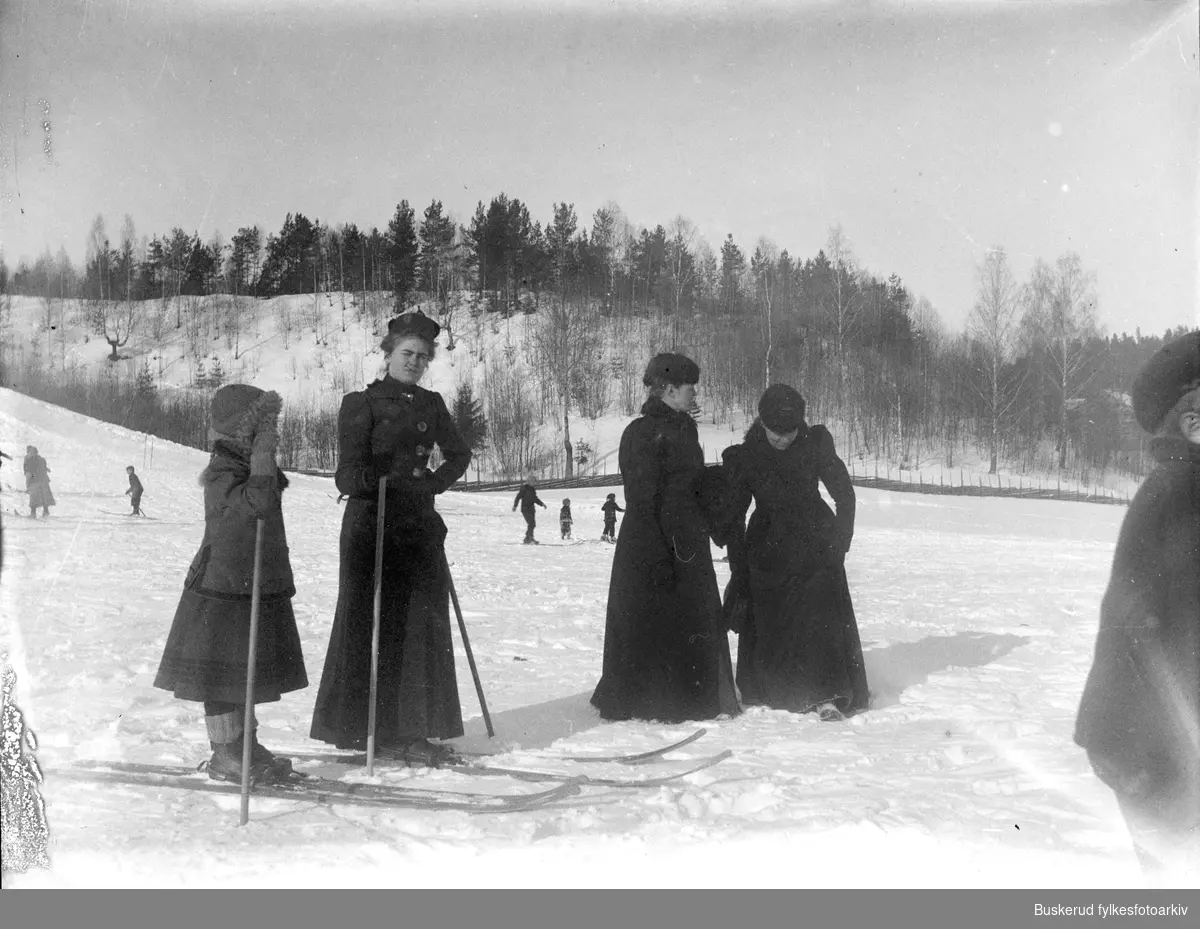 Kvinnelige skiløpere ved St.Hanshaugen i Hønefoss
Ca 1910
