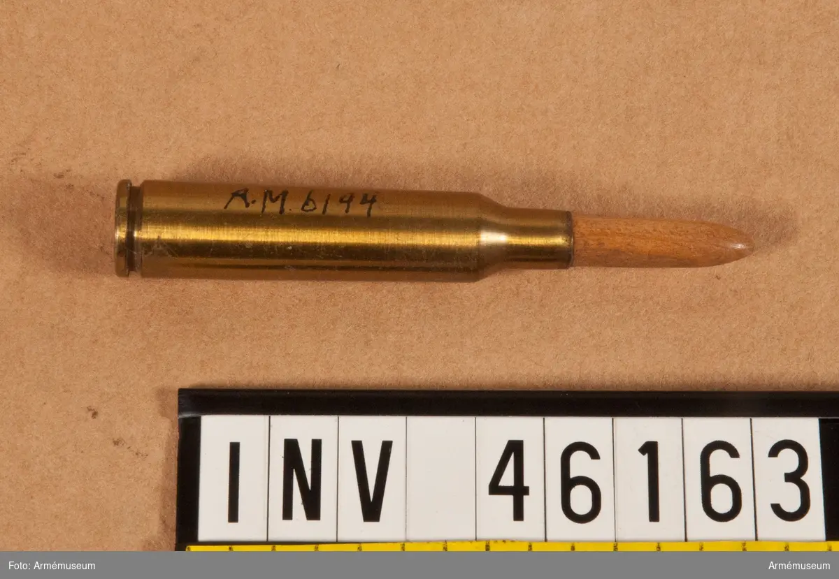 Grupp E V.
6,5 mm hel blind patron m/1894. Till gevär m/1896 och karbin m/1896 och m/1894-1896.