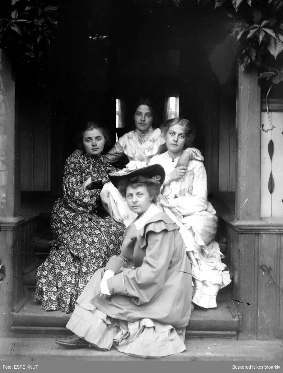 Gruppe med fire kvinner, antagelig fra Espes familie