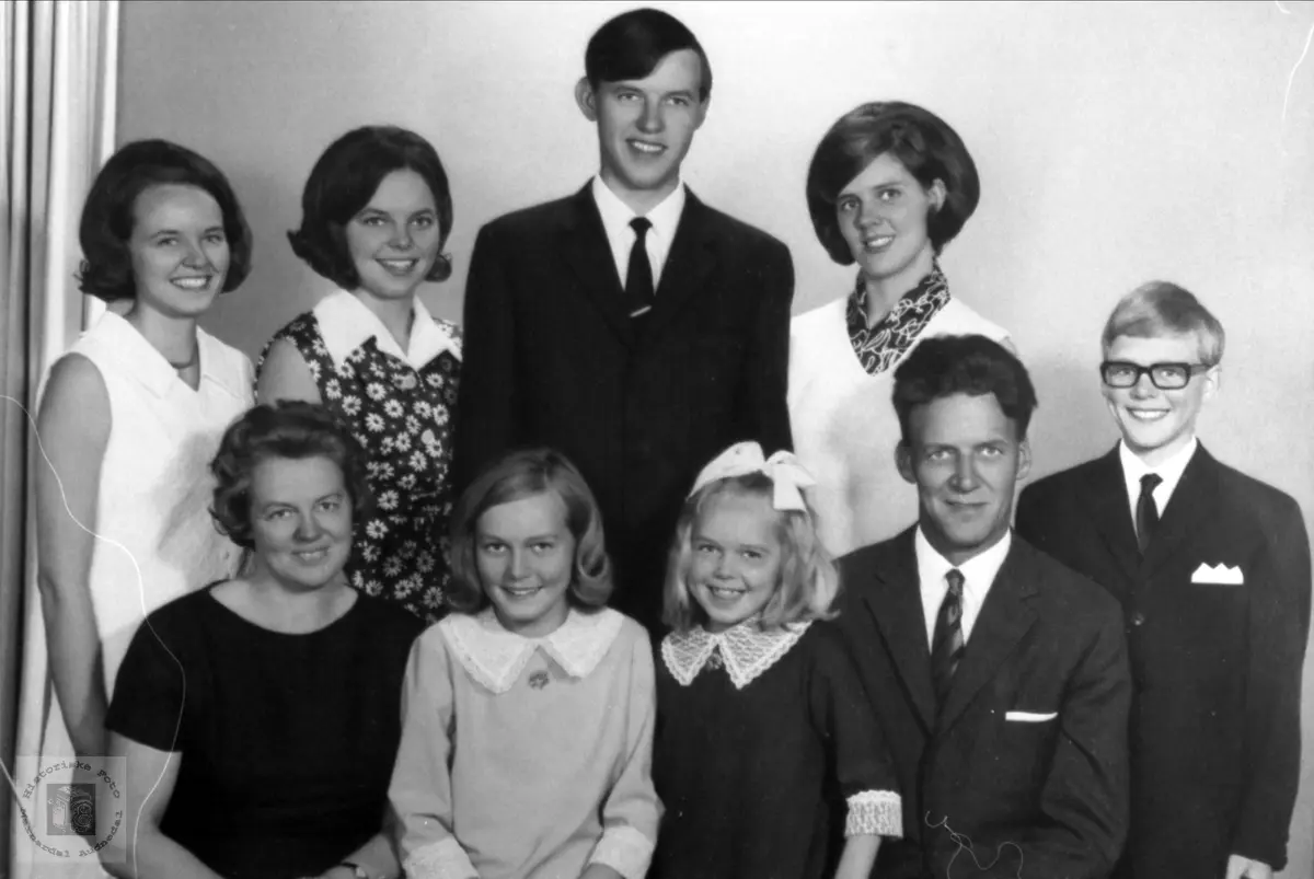 Familieportrett. Famiilien Ingvar Sandåker. - Historiske ...