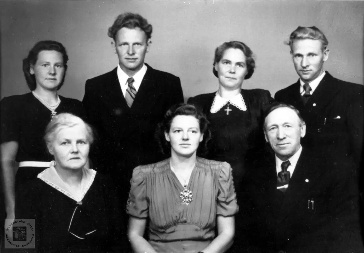 Familieportrett. Anna og Theodor Lindland m/fam.
