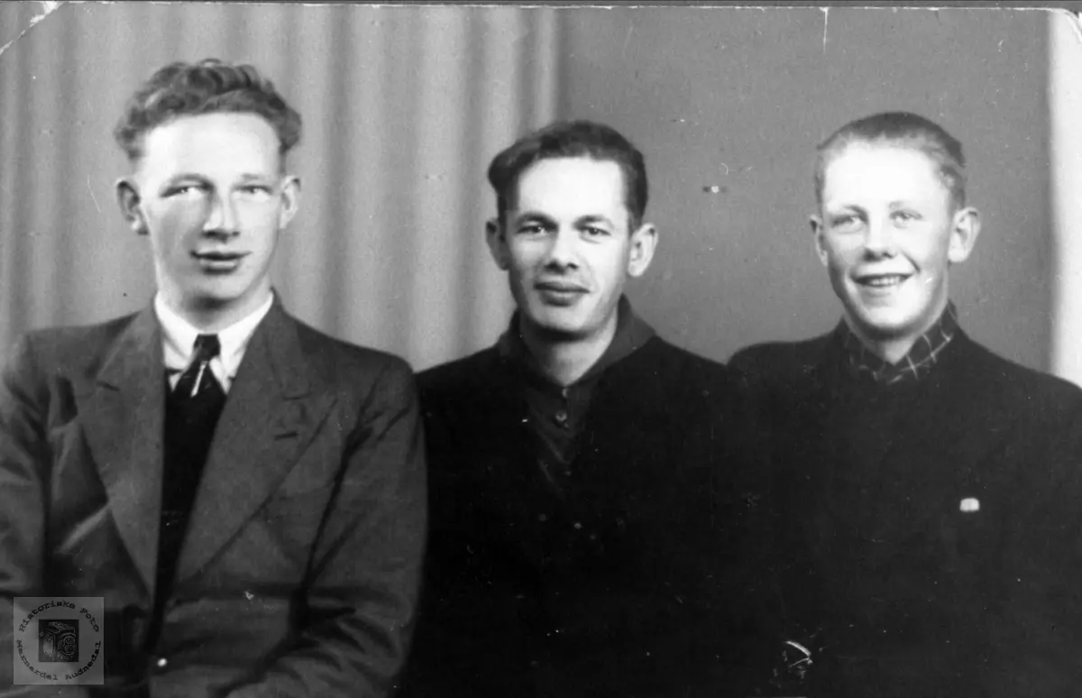 Gruppeportrett av kamerater. Oskar Johnsen, Knut Mobekk og Arne Glomsaker.