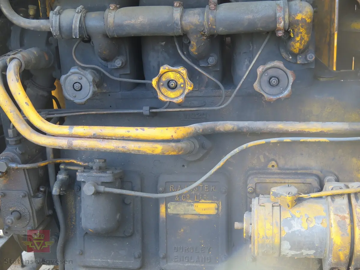 Transportabel kompressor, 2-akslet, har 4 hjul, I hovedsak gul. innbygd inn med vegger og tak. Drag i fronten, trykktank, (datert 8.6.), og dieseltank i bakkant. Maskinen har en 3-sylindret dieselmotor fra R. A. Lister, som yter 30 Hk. Denne motoren driver Broom & Wade kompressoren. Merking fra produsenter og bruker. Motor sitter fast.