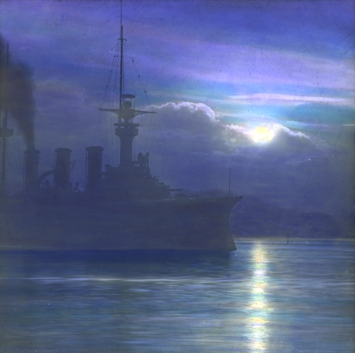 Håndkolorert dias. Et marinefartøy i Oslo havn i 1901. Røyk stiger opp fra en av skipets tre piper.