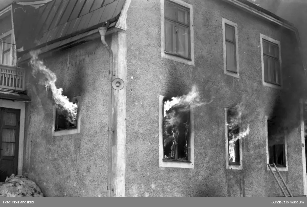 Eldsvåda och släckningsarbete i ett bostadshus på Wallerstedsgatan 12. Även efterbilder på skadorna invändigt.