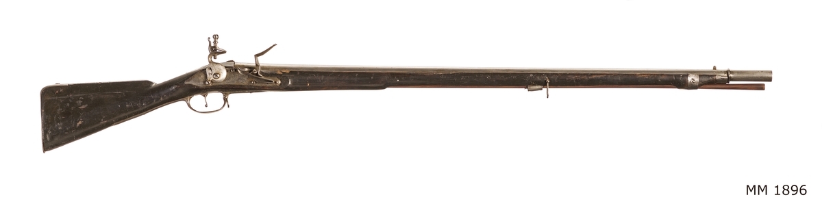 Gevär, 1780-talet, flintlås, förändrad modell, slätborrad, utan bajonett. Märkt: "I.F. 153". Kolven av trä, pipa och mekanism av stål. Beslagen av metall.