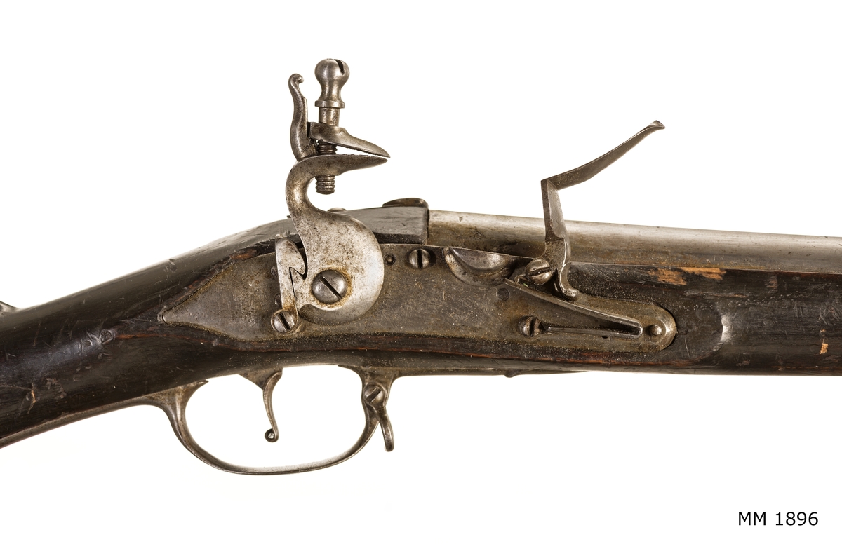 Gevär, 1780-talet, flintlås, förändrad modell, slätborrad, utan bajonett. Märkt: "I.F. 153". Kolven av trä, pipa och mekanism av stål. Beslagen av metall.