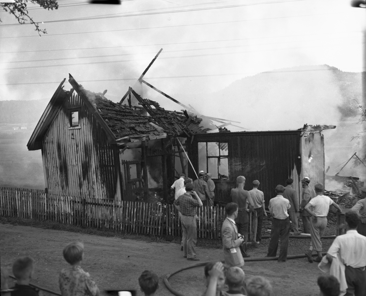 Fotodokumentasjon fra avisen Vardens fotojournalister 15.06.1953. Brann i bolig med publikum foran i bildet