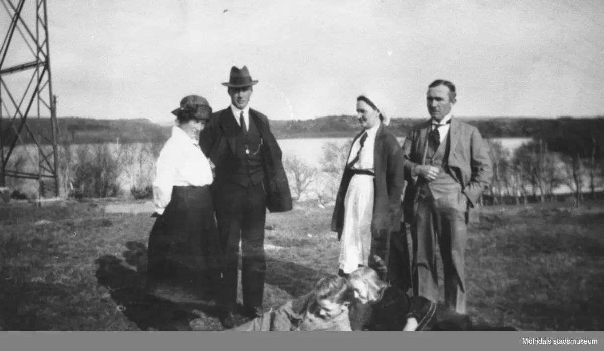 Från vänster ses Ida och Karl Holmberg samt Nora (Idas syster) och Carl Krantz i Stretered 1923. På marken ligger syskonen Östen och Rosa Krantz. De är på "Backen" med Tulebosjön i bakgrunden. Ida och Karl är på besök innan de emigrerar till Amerika.