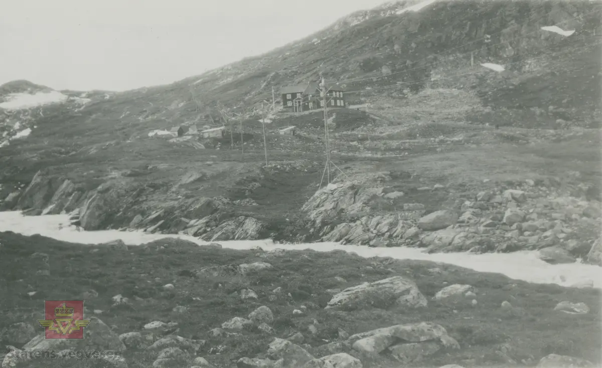 Album fra 1929-1943. Trase' for Sognefjellsvegen nedenfor Krossbu. Bildet viser Krossbu turiststasjon.