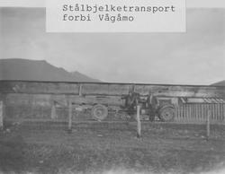 Album fra 1929-1943.  "Stålbjelketransport  forbi Vågåmo". K