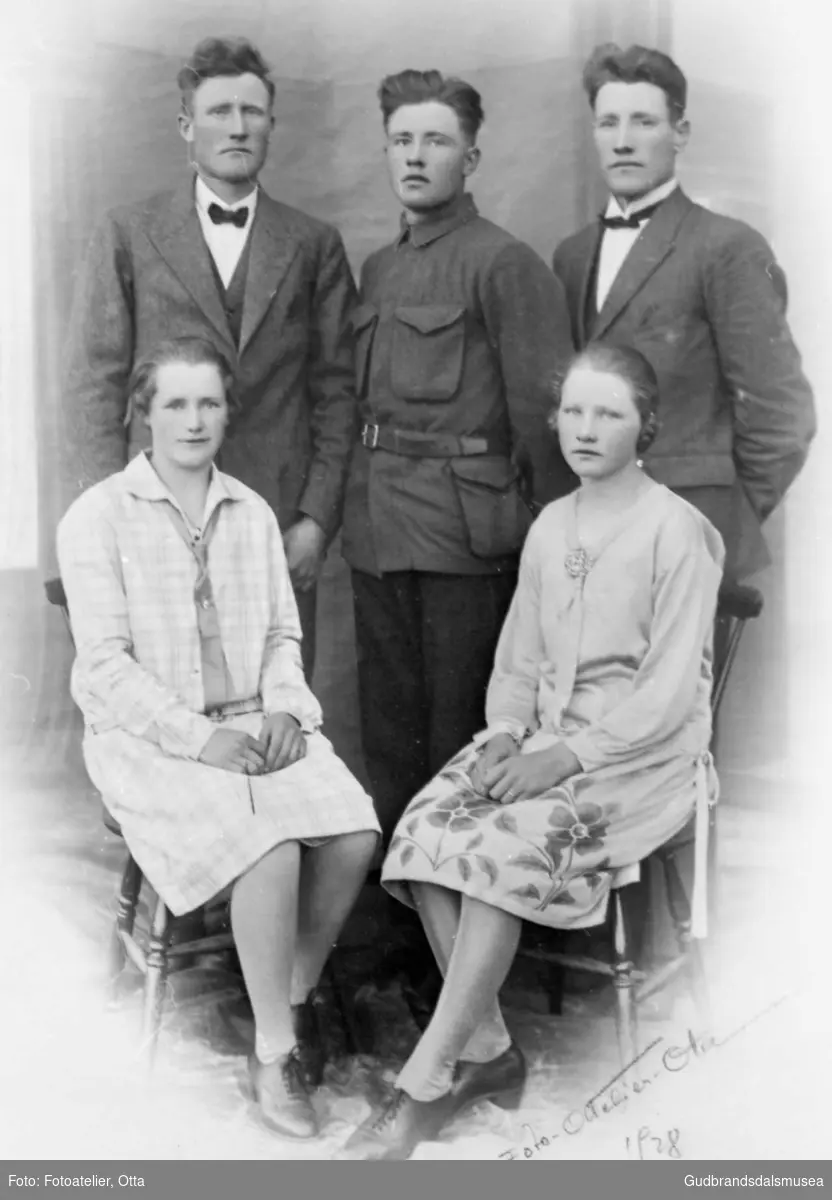 Portrettbilde av Slettom, gruppe på fem personer hvorav to yngre kvinner og tre menn, en mann i uniform, med bakteppe?