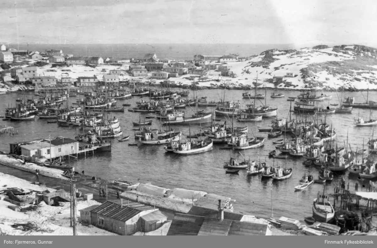 Honningsvåg havn full av båter en vinterdag i 1947.