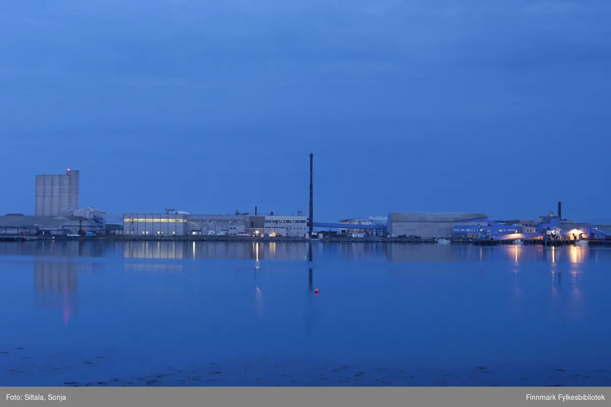 Sildoljefabrikken på Vadsøya i 23. august 2009, fotografert fra Havnegata. Bildet er tatt om kvelden etter en varm dag.