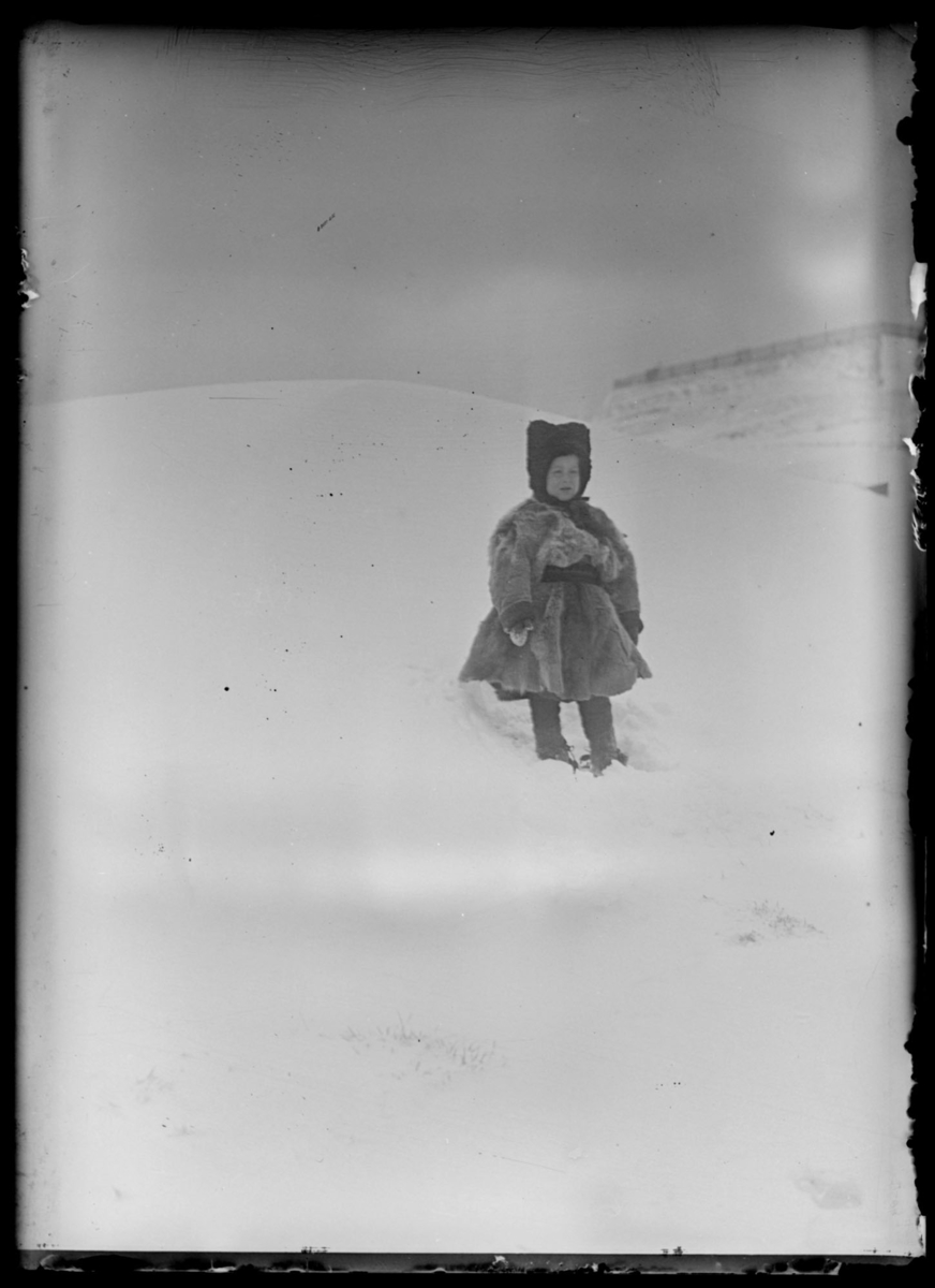 Vinter i Vardø. En av Grasmos døtre i pesk.