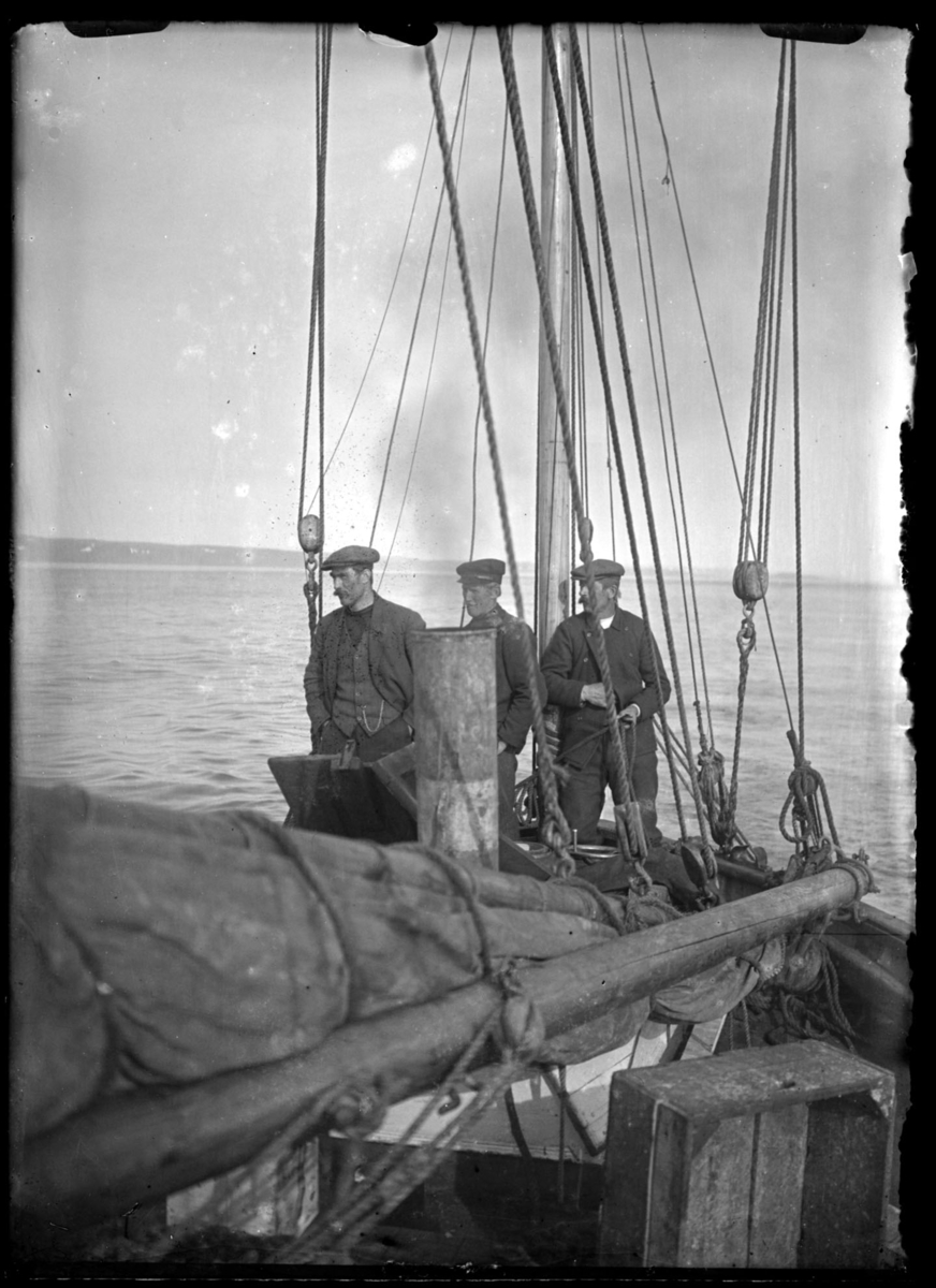 Vinter i Vardø. På sjøen. Tre menn i båt.