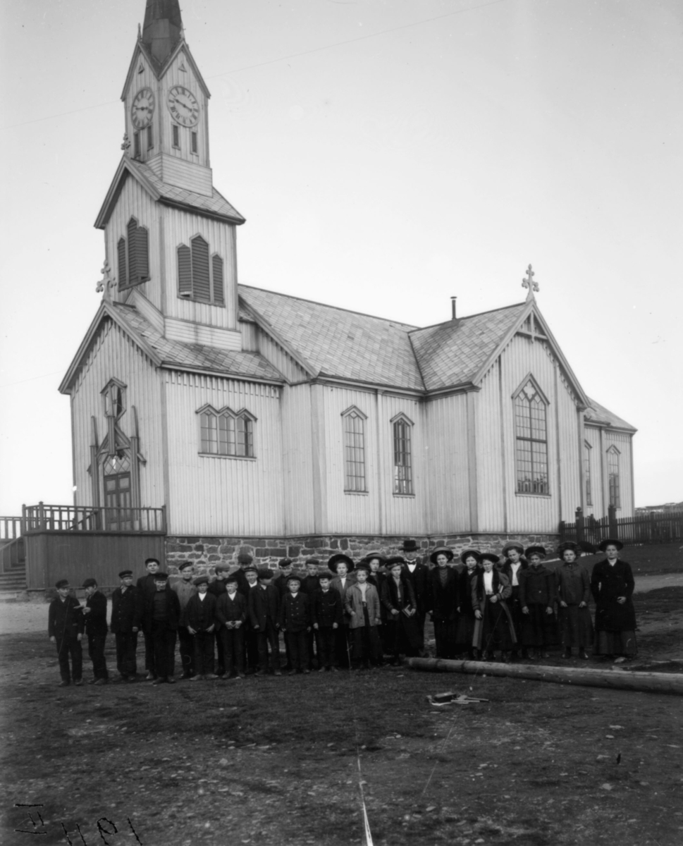 Konfirmanter i Vardø kirke 1911. Fotografert utenfor Vardø kirke.