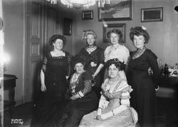 Selskap hos familien Neupert.