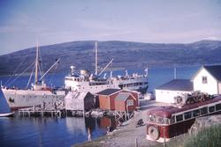 Russenes. Lokalbåt M/S "Ingøy" ved kaia. Båten gikk til Honn